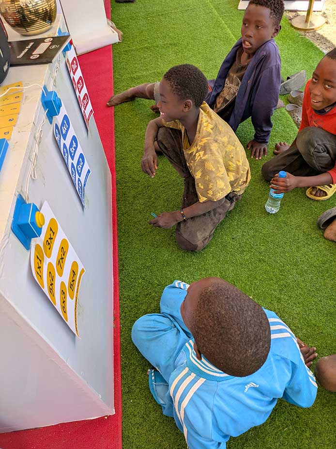 Children learning with ChemCheemi
